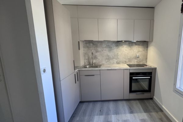 La cuisine praliné et pierre grisée de Mihai !, une cuisine réalisée par SoCoo'c Vitrolles