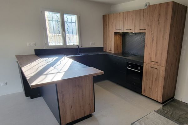 La cuisine noir et chêne cosy d&#039;Hugo !, une cuisine réalisée par SoCoo'c Vitrolles