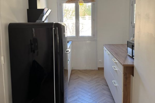 La cuisine blanche et bois de Charles, une cuisine réalisée par SoCoo'c Vitrolles