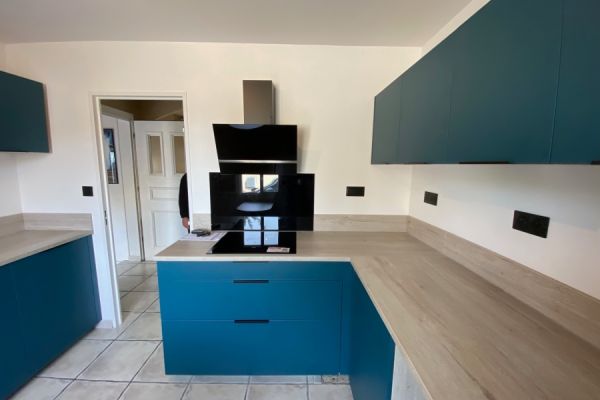 La cuisine bleu et bois de Guy !, une cuisine réalisée par SoCoo'c Vitrolles