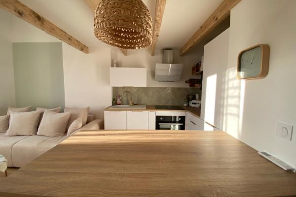 Petite cuisine blanche et bois moderne , une cuisine réalisée par SoCoo'c Toulon La Garde