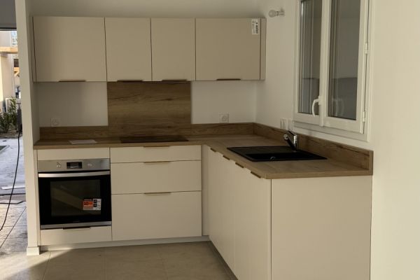 La cuisine beige et bois de Mr Z, une cuisine réalisée par SoCoo'c Vitrolles