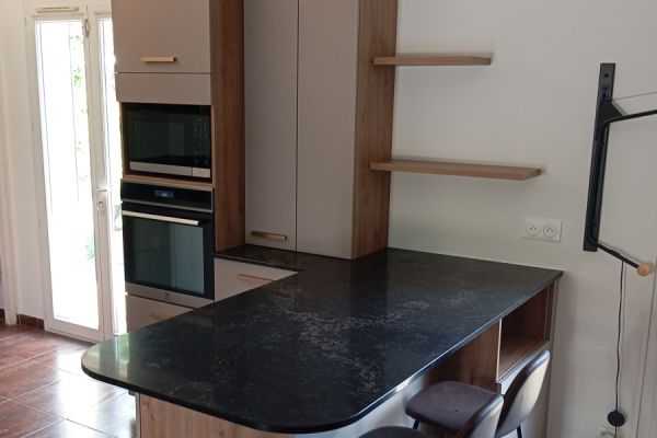 Cuisine Praliné, chêne cosy quartz vanilla noir, une cuisine réalisée par SoCoo'c Aix en Provence