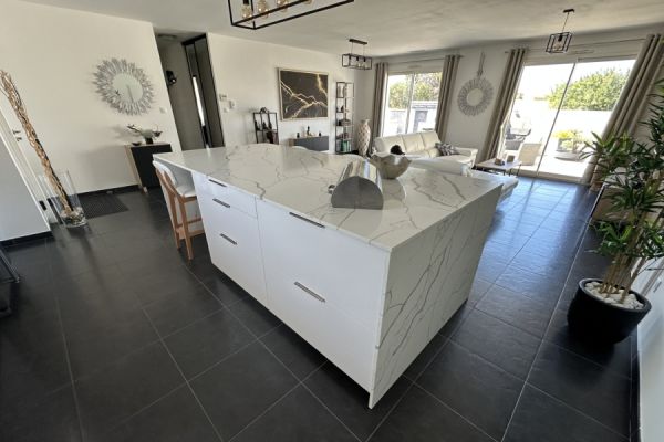 La cuisine blanc brillant de Patrick, une cuisine réalisée par SoCoo'c Vitrolles