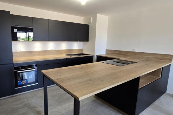 La cuisine noire et bois de Marine !, une cuisine réalisée par SoCoo'c Vitrolles