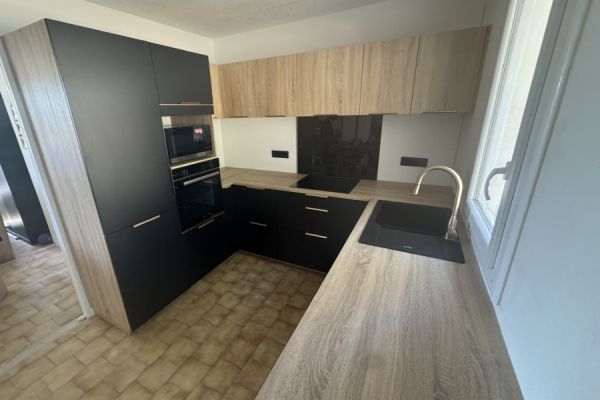 La cuisine noire et bois d'Isabelle, une cuisine réalisée par SoCoo'c Vitrolles