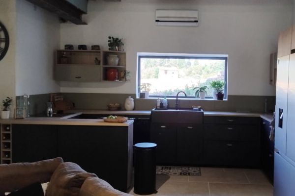 La cuisine noire et bois de Jessicka , une cuisine réalisée par SoCoo'c Vitrolles