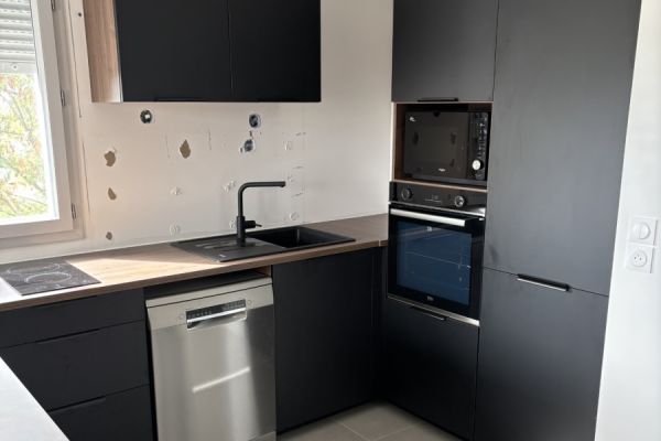 La cuisine noire et noyer de Julien !, une cuisine réalisée par SoCoo'c Vitrolles