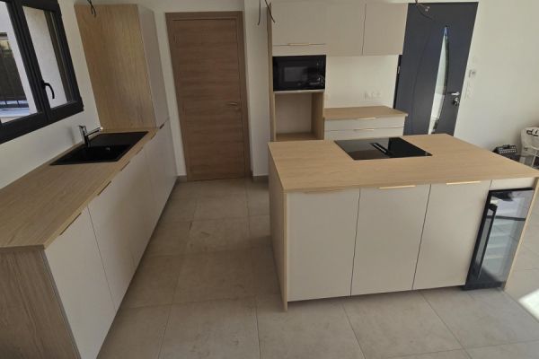 La cuisine chamois et chêne doré de Frédéric et Marion, une cuisine réalisée par SoCoo'c Vitrolles