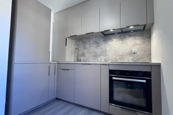 La cuisine praliné et pierre grisée de Mihai !, une cuisine réalisée par SoCoo'c Vitrolles