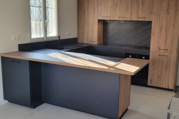 La cuisine noir et chêne cosy d&#039;Hugo !, une cuisine réalisée par SoCoo'c Vitrolles