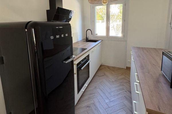 La cuisine blanche et bois de Charles, une cuisine réalisée par SoCoo'c Vitrolles