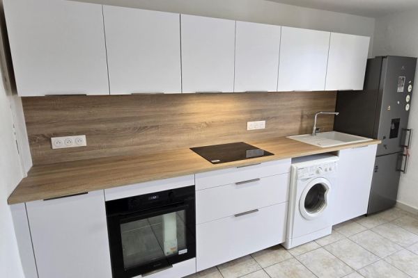 La cuisine chene cosy et blanc alaska de Katia, une cuisine réalisée par SoCoo'c Vitrolles