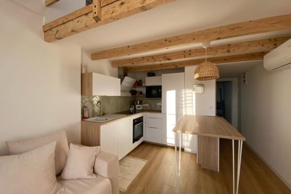 Petite cuisine blanche et bois moderne , une cuisine réalisée par SoCoo'c Toulon La Garde