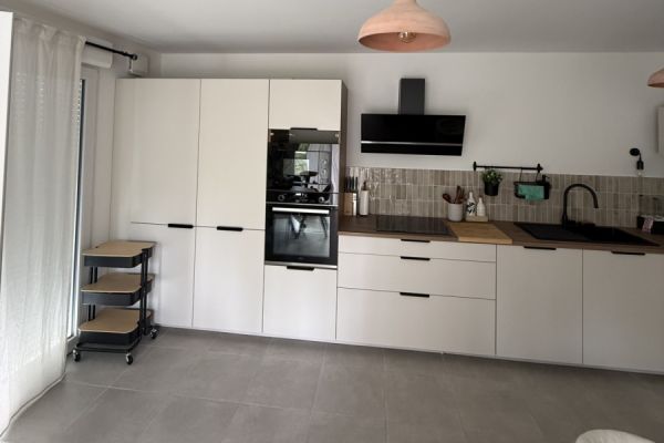La cuisine lin et chêne cosy de Robin !, une cuisine réalisée par SoCoo'c Vitrolles