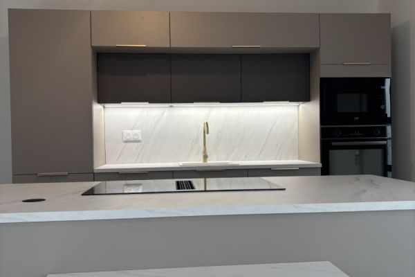 La cuisine praliné et marbre de Camille, une cuisine réalisée par SoCoo'c Vitrolles