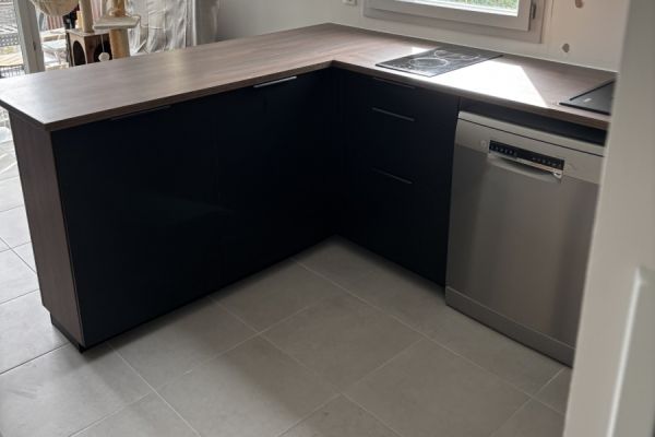 La cuisine noire et noyer de Julien !, une cuisine réalisée par SoCoo'c Vitrolles