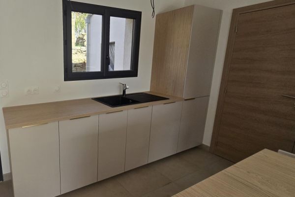 La cuisine chamois et chêne doré de Frédéric et Marion, une cuisine réalisée par SoCoo'c Vitrolles