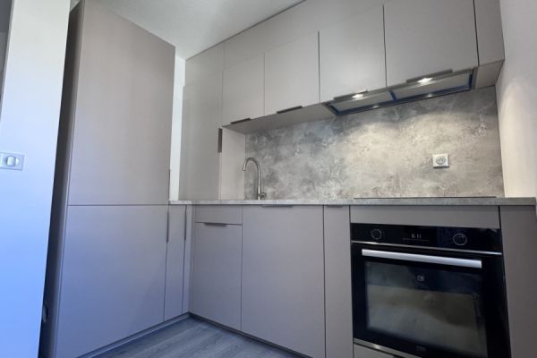 La cuisine praliné et pierre grisée de Mihai !, une cuisine réalisée par SoCoo'c Vitrolles