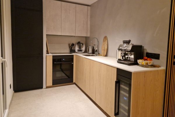La cuisine chene et cimento de Maxime !, une cuisine réalisée par SoCoo'c Vitrolles