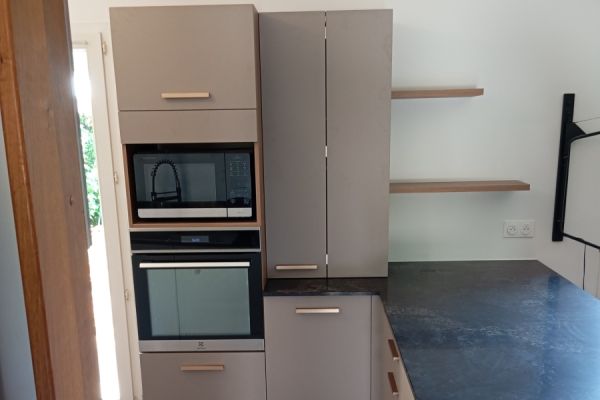 Cuisine Praliné, chêne cosy quartz vanilla noir, une cuisine réalisée par SoCoo'c Aix en Provence