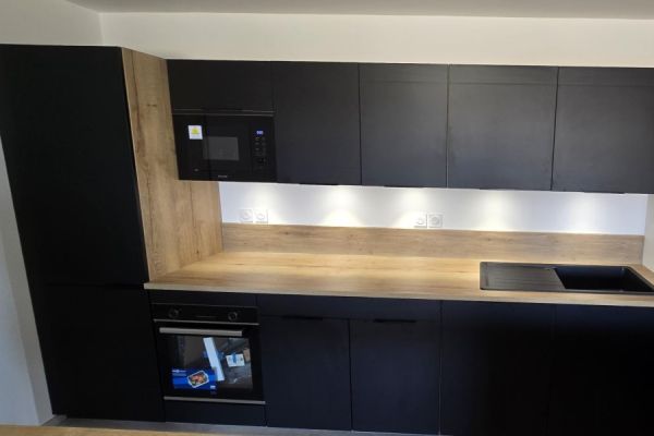 La cuisine noire et bois de Marine !, une cuisine réalisée par SoCoo'c Vitrolles