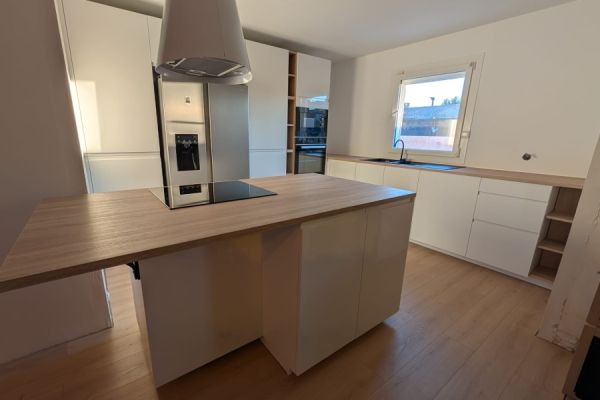 La cuisine blanc brillant et bois d&#039;Antoine, une cuisine réalisée par SoCoo'c Vitrolles