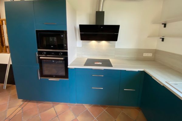 La cuisine bleu paon et travertin de Georges !, une cuisine réalisée par SoCoo'c Vitrolles