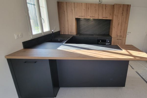 La cuisine noire d'Hugo !, une cuisine réalisée par SoCoo'c Vitrolles