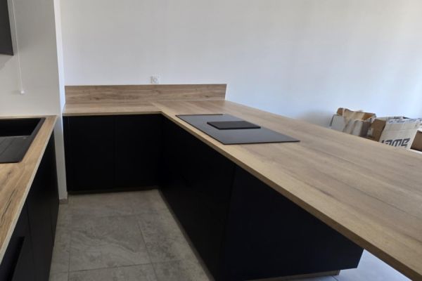 La cuisine noire et bois de Marine !, une cuisine réalisée par SoCoo'c Vitrolles