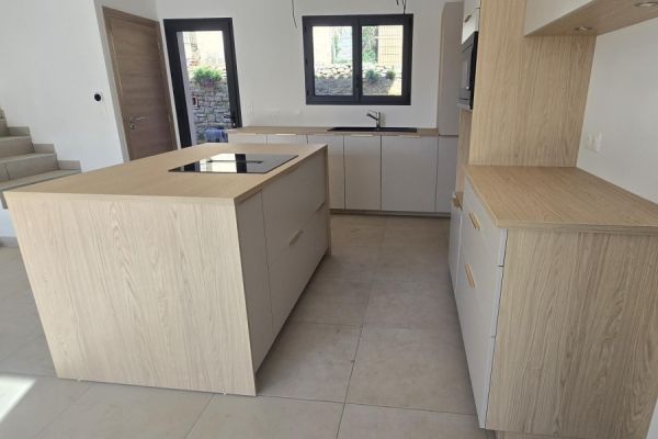 La cuisine chamois et chêne doré de Frédéric et Marion, une cuisine réalisée par SoCoo'c Vitrolles