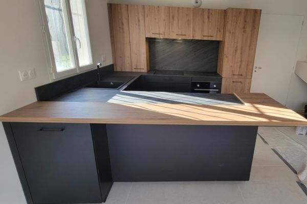 La cuisine noir et chêne cosy d&#039;Hugo !, une cuisine réalisée par SoCoo'c Vitrolles