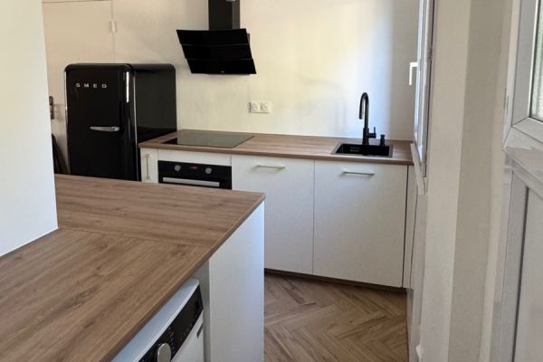 La cuisine blanche et bois de Charles, une cuisine réalisée par SoCoo'c Vitrolles