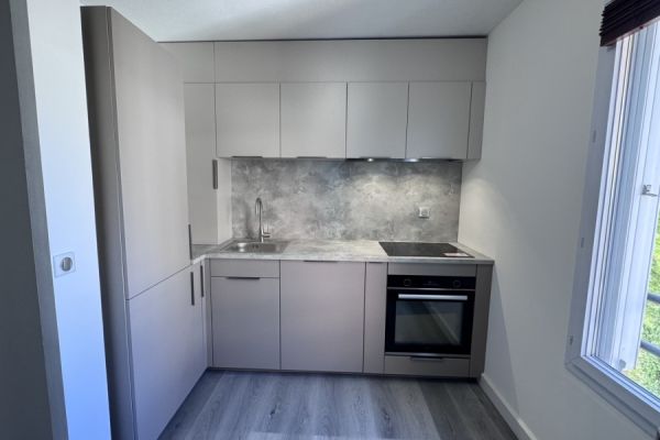 La cuisine praliné et pierre grisée de Mihai !, une cuisine réalisée par SoCoo'c Vitrolles