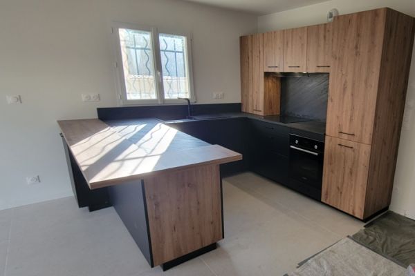 La cuisine noir et chêne cosy d&#039;Hugo !, une cuisine réalisée par SoCoo'c Vitrolles