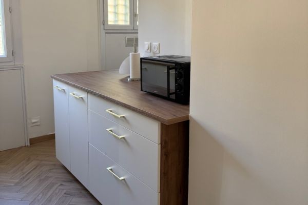 La cuisine blanche et bois de Charles, une cuisine réalisée par SoCoo'c Vitrolles