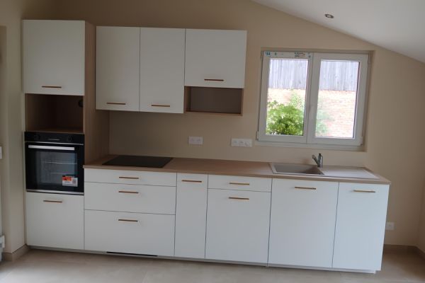 PETITE CUISINE RANGEMENTS ET HOTTE DANS MEUBLE HAUT , une cuisine réalisée par SoCoo'c Selestat