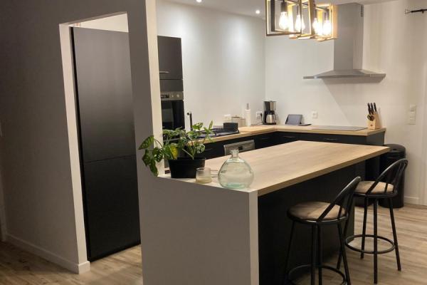 La cuisine noire et bois avec îlot, une cuisine réalisée par SoCoo'c Pornic