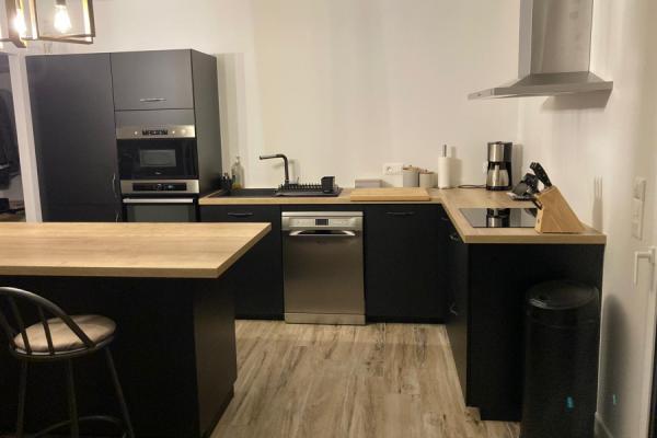La cuisine noire et bois avec îlot, une cuisine réalisée par SoCoo'c Pornic