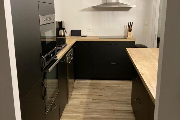 La cuisine noire et bois avec îlot, une cuisine réalisée par SoCoo'c Pornic
