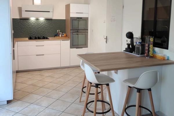 Cuisine blanche et bois avec coin repas, une cuisine réalisée par SoCoo'c Servon
