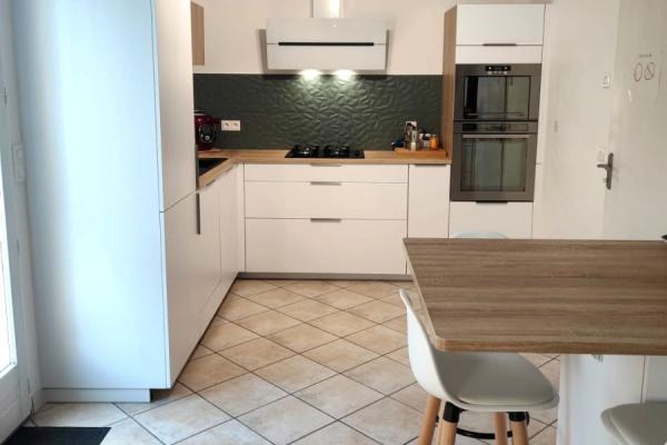 Cuisine blanche et bois avec coin repas, une cuisine réalisée par SoCoo'c Servon