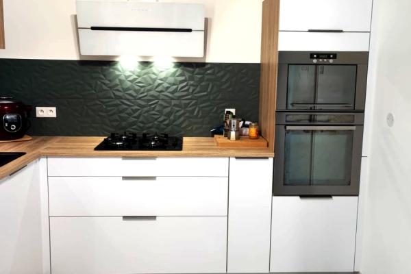 Cuisine blanche et bois avec coin repas, une cuisine réalisée par SoCoo'c Servon