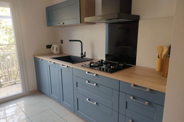 Cuisine bleu et bois de Mme. M, une cuisine réalisée par SoCoo'c Montélimar
