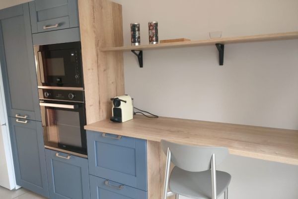 Cuisine bleu et bois de Mme. M, une cuisine réalisée par SoCoo'c Montélimar