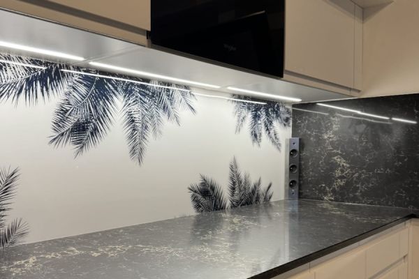 La cuisine blanche de Mme D, une cuisine réalisée par SoCoo'c Agde