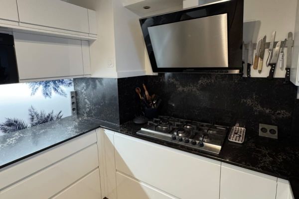 La cuisine blanche de Mme D, une cuisine réalisée par SoCoo'c Agde