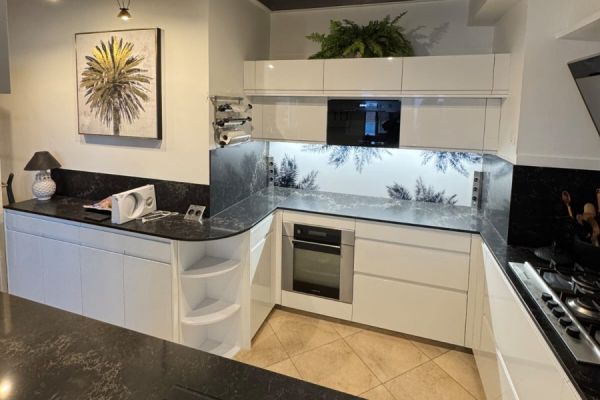 La cuisine blanche de Mme D, une cuisine réalisée par SoCoo'c Agde