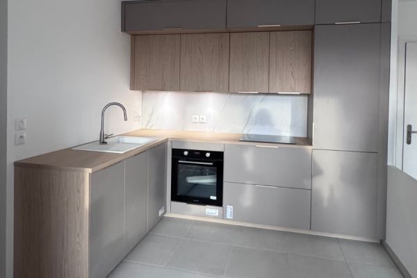 La cuisine praliné et chêne doré de Julie !, une cuisine réalisée par SoCoo'c Vitrolles