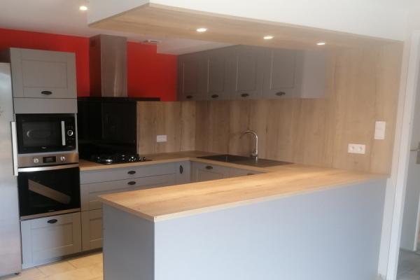 Cuisine grise et bois, une cuisine réalisée par SoCoo'c Langon